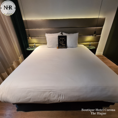 Kingsize bed - Boutique Hotel Corona - The Hague
